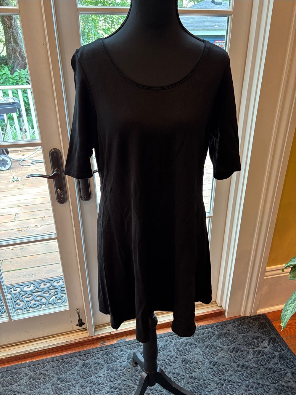 Black Short-Sleeve Scoop Neck Tunic Top